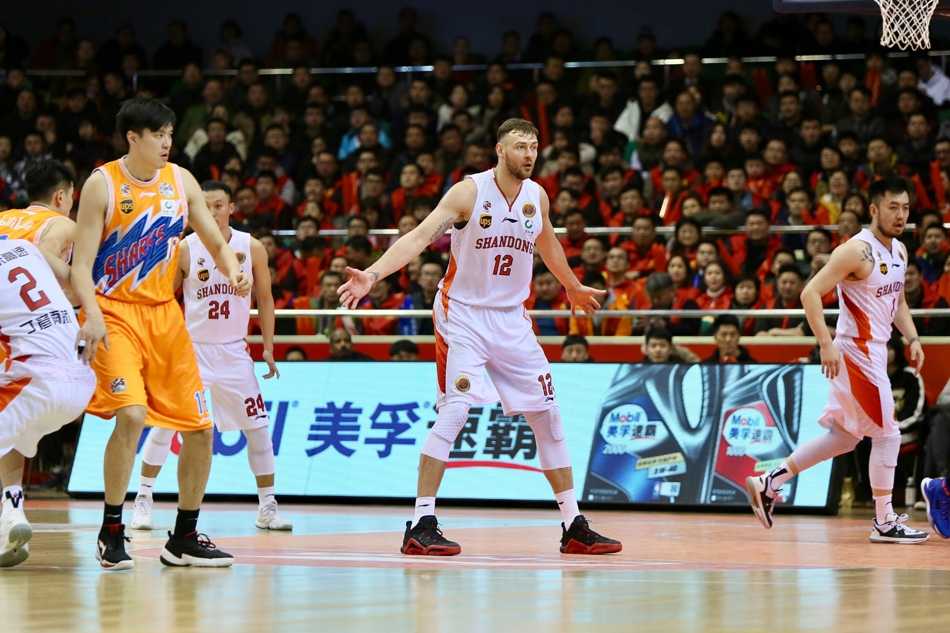 齐鲁劲旅主场狂潮,大鲨鱼深陷济南魔鬼夜 莫泰尤纳斯在多人围堵中强势摘得篮板,肌肉碰撞的硬汉气息扑面而来