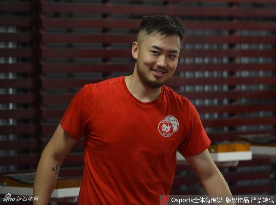 齐鲁劲旅吹响集结号:新援悉数亮相,丁彦雨航卖萌抢镜备战忙 山东男篮全队围成圆圈,助教在圈中心大声布置战术,队员们手搭在一起齐声高呼加油