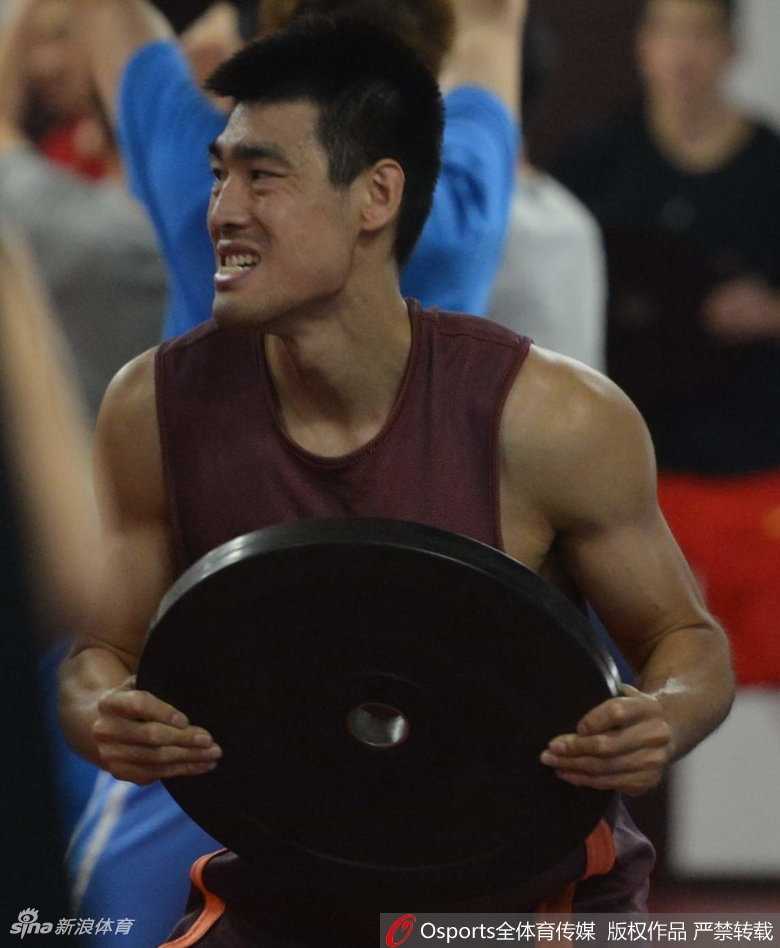 齐鲁劲旅吹响集结号:新援悉数亮相,丁彦雨航卖萌抢镜备战忙 训练结束后汗水浸湿球衣的队员们坐在场边,丁彦雨航与莫泰并肩而坐,两人比划着手势交流战术心得