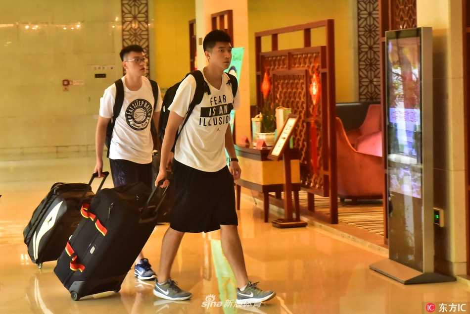 齐鲁劲旅甬城蓄势,一七一八赛季山东男篮豪华战舰北仑起航 训练馆里,丁彦雨航在对抗训练后停下脚步,一边调整呼吸一边聆听助理教练的战术布置,MVP的光环下是他对每一个细节精益求精的执着。