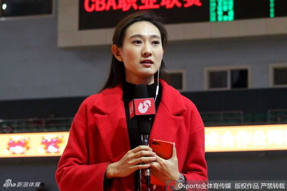 齐鲁大地最美风景线:记山东主场那些令人难忘的美女记者 冬日的济南奥体中心外场,一位身着白色长款羽绒服的美女记者正在寒风中整理采访提纲,她回眸的瞬间,眼神中充满了对即将开始比赛的期待与专注,哈出的热气在空气中化作一团白雾。