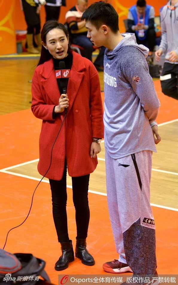 齐鲁大地最美风景线:记山东主场那些令人难忘的美女记者 一位美女记者身着简约的灰色大衣,在球场通道内回眸一笑,她颈间挂着醒目的媒体证件,背景是略显模糊的球员通道,动静结合之间,仿佛凝固了赛前那一刻的紧张与期待。