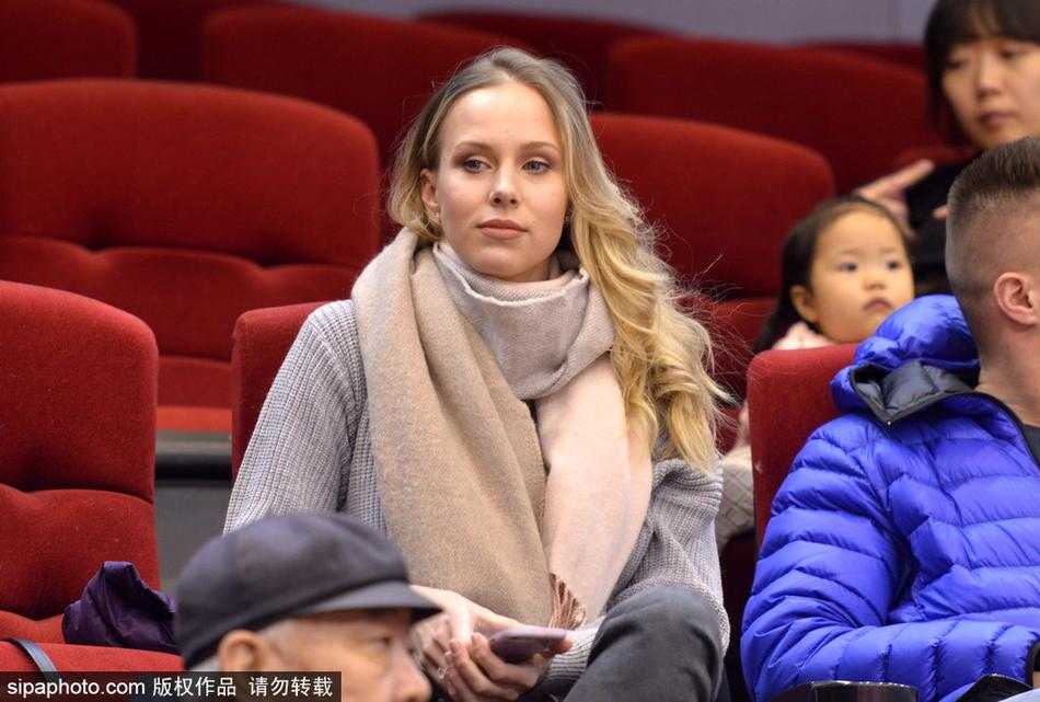 齐鲁大地最靓丽的风景线 莫泰尤纳斯爱妻赛场绽放东欧魅力 在球场混合采访区,面对突如其来的镜头和话筒,宝莲娜没有丝毫的扭捏,她那标志性的灿烂笑容和得体的举止,完美诠释了什么叫作“CBA最美太太”的风范。