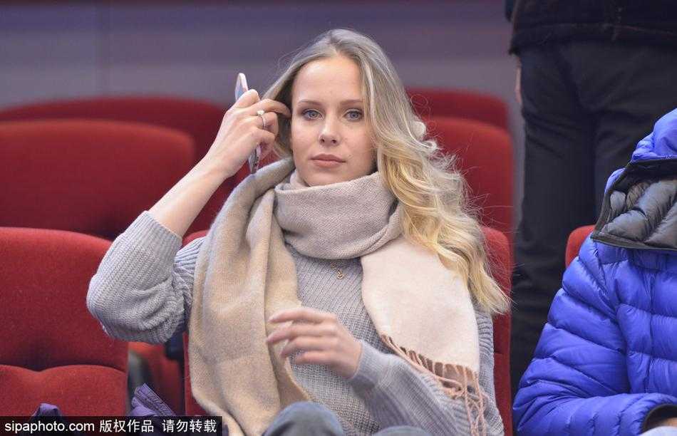 齐鲁大地最靓丽的风景线 莫泰尤纳斯爱妻赛场绽放东欧魅力 身着一袭简约时尚黑色装扮的莫泰妻子宝莲娜,在赛场看台上回眸一笑,金发如瀑,优雅气质仿佛让整个球馆的空气都凝固了。