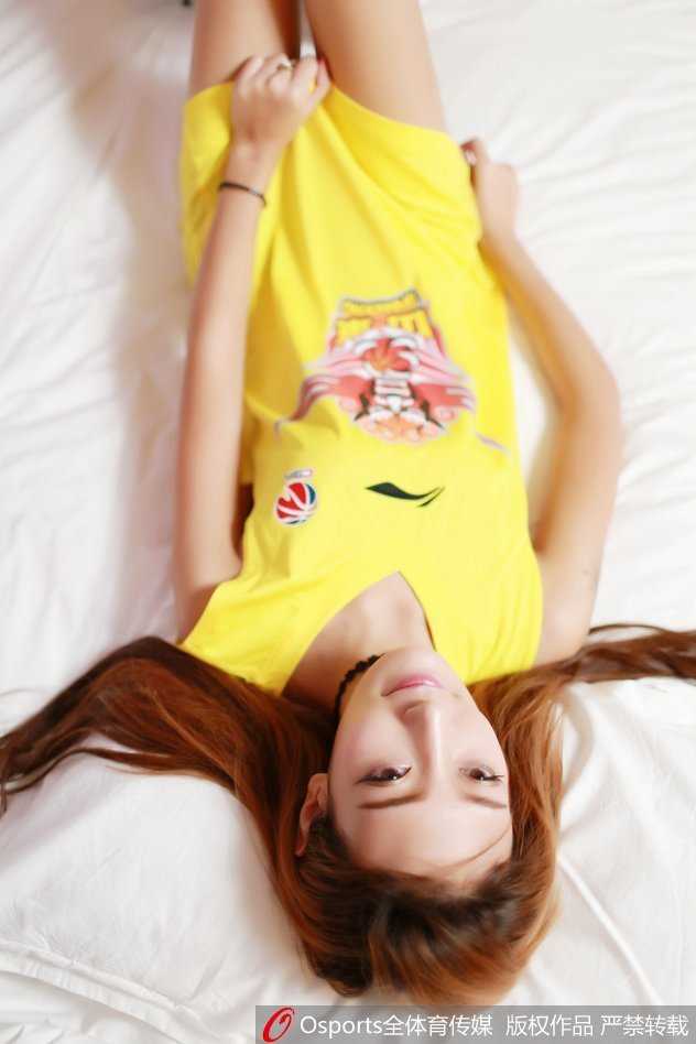 齐鲁女篮风采:光影间舞动青春,眼眸里藏着故事 舞台上,一位篮球宝贝随着音乐节奏奋力跃起,飞扬的发丝与舞动的流苏交织,定格成力量与美感交融的动感瞬间。