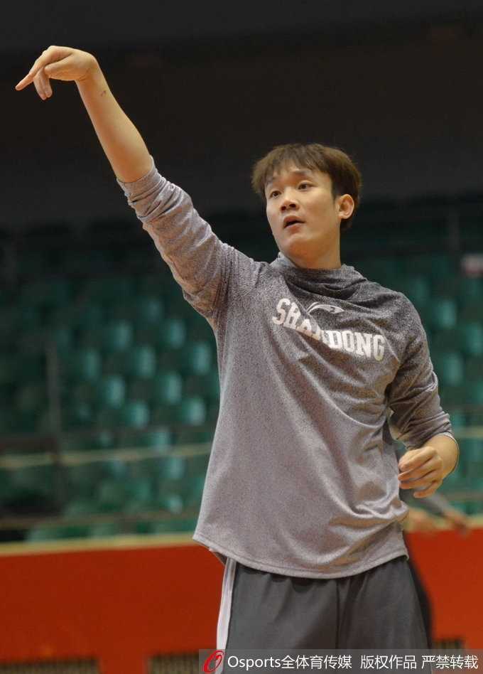 齐鲁寒冬备战忙,丁彦雨航赛前耍宝逗乐李春江 丁彦雨航在训练结束后满头大汗,他一边用球衣擦拭汗水,一边憨憨地笑着,展现出MVP场下阳光可爱的一面。