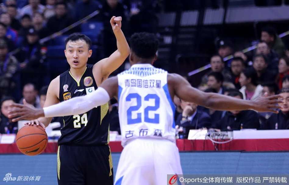 齐鲁德比丁神狂砍四十一分 山东客场大胜青岛完成复仇 睢冉死死贴住青岛队外援吉布森,手臂张开,眼神专注,这是一次典型的肉搏式防守。