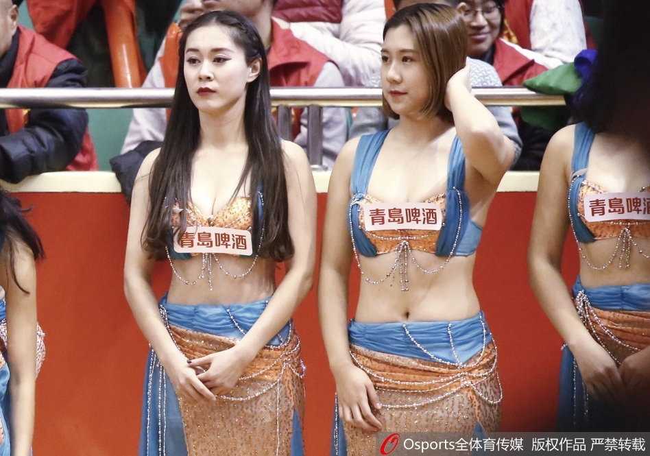 齐鲁德比余温未散,山东高速主场激战天津,篮球宝贝热舞燃爆泉城 趁着比赛暂停的间隙,山东高速的篮球宝贝们在场地中央迅速集结,她们随着强烈的鼓点扭动身躯,披肩长发随风飞舞,脸上洋溢着极具感染力的自信笑容,瞬间驱散了场上因球员受伤带来的紧张阴霾。