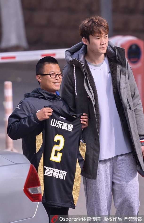 齐鲁德比前最后一练很欢乐 丁彦雨航化身“开心果”率队静候浙江 搞怪过后,丁彦雨航在训练中神情专注地出手投篮,轻松的心态并没有影响他训练的专注度,反而让他的动作更加舒展。