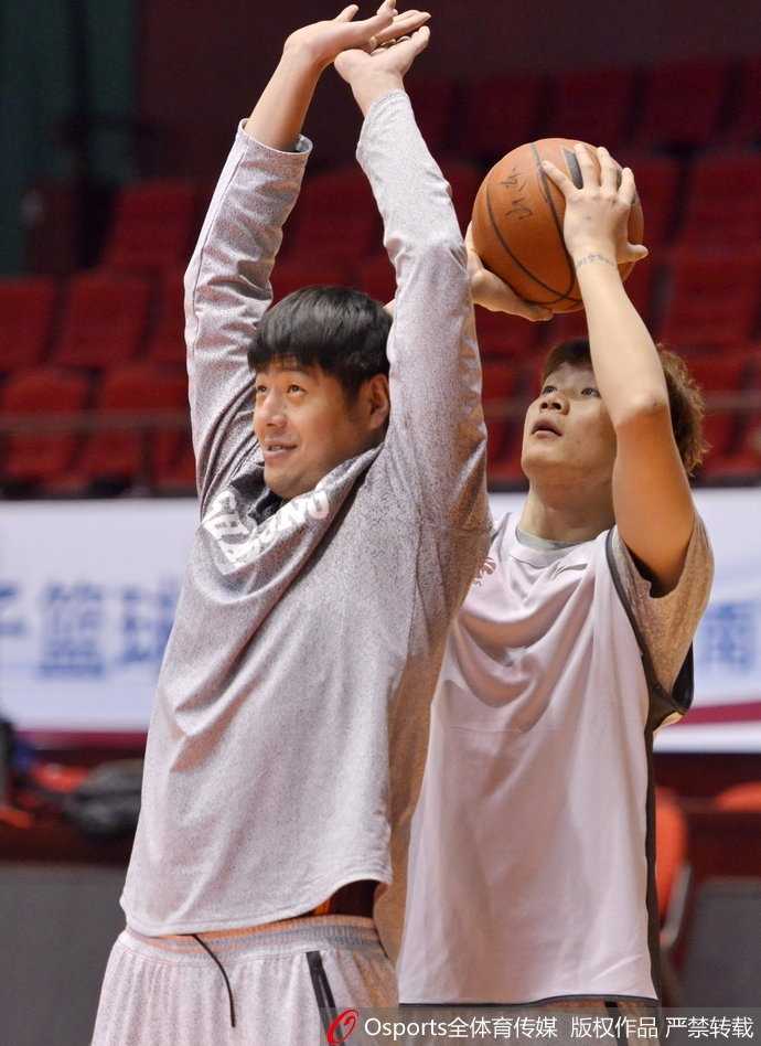 齐鲁德比前最后一练很欢乐 丁彦雨航化身“开心果”率队静候浙江 丁彦雨航在训练中单手抓球,脸上带着狡黠的笑容,眼神里透露出轻松与自信,搞怪本色显露无疑。