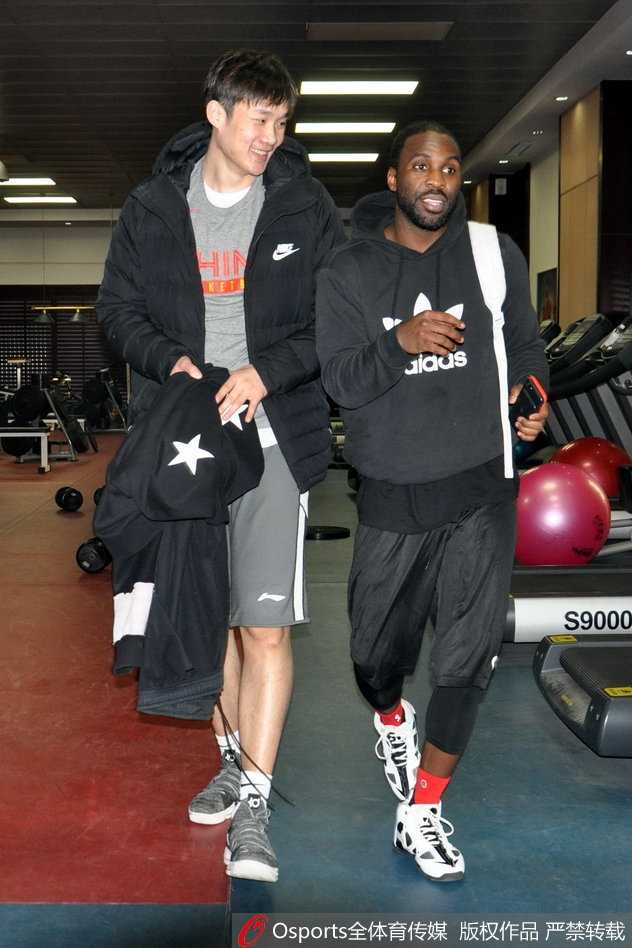 齐鲁德比前温情一幕:劳森归队即与丁彦雨航相谈甚欢,山东高速静待季后赛首战 丁彦雨航在罚球线附近跳投出手,他高高跃起,滞空能力惊人。身后的训练背景虚化,更凸显了他作为球队核心的领袖气质,这一投也引来了场边队友的注视。