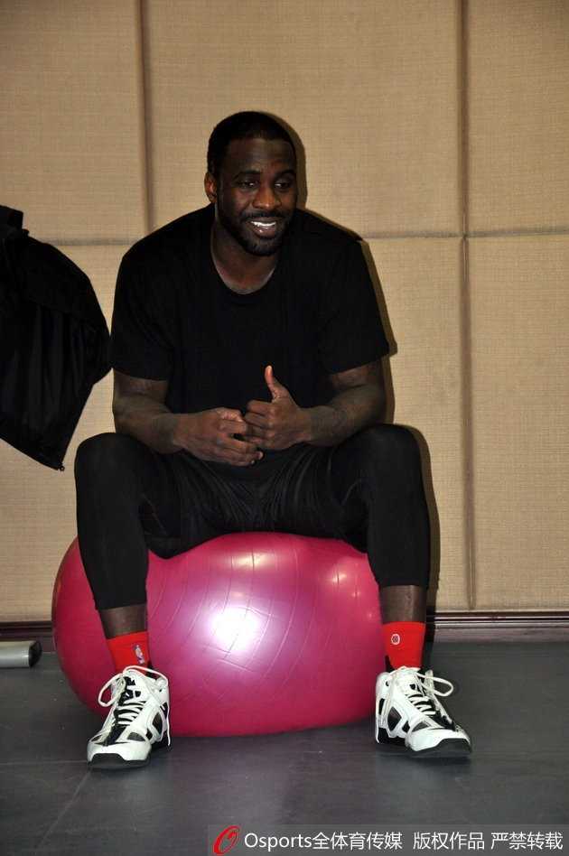 齐鲁德比前温情一幕:劳森归队即与丁彦雨航相谈甚欢,山东高速静待季后赛首战 训练馆内灯火通明,泰·劳森身披山东高速战袍,刚刚归队的他与丁彦雨航并肩坐在场边的广告牌上,两人相视而笑,丁彦雨航一边比划一边说着什么,劳森则认真倾听,眼神中满是默契与坚定。