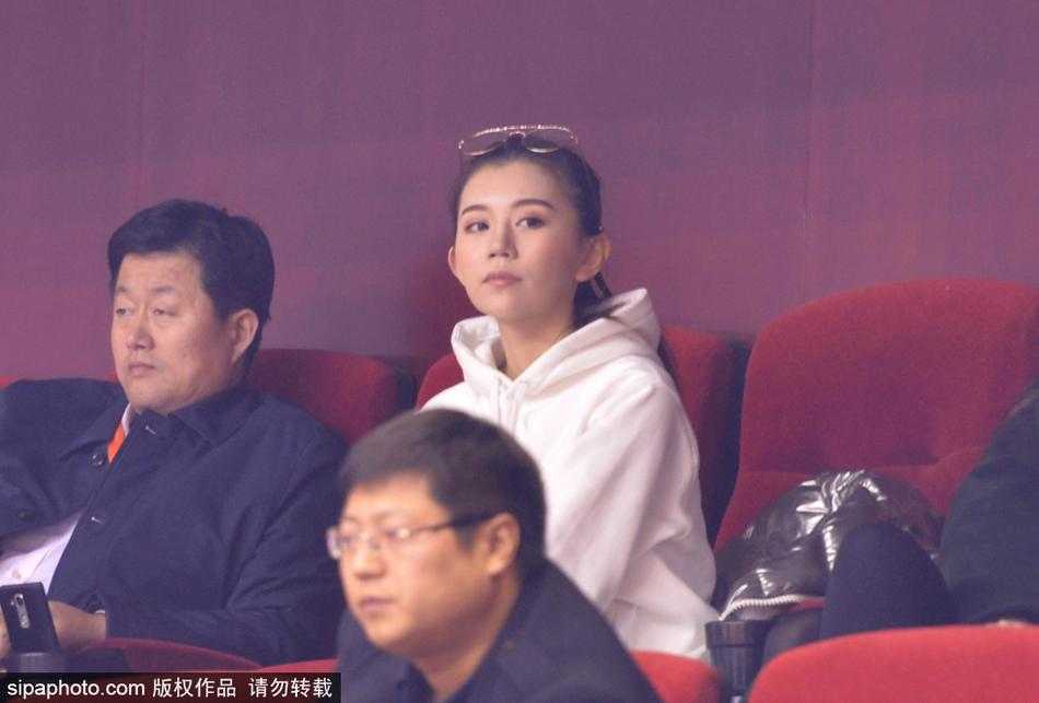 齐鲁德比场边绽放别样风景 美女球迷为CBA赛场添温情 一位为青岛队加油的美女球迷,她的神情专注而略带紧张,在这场齐鲁德比中,她与场上球员同呼吸共命运。