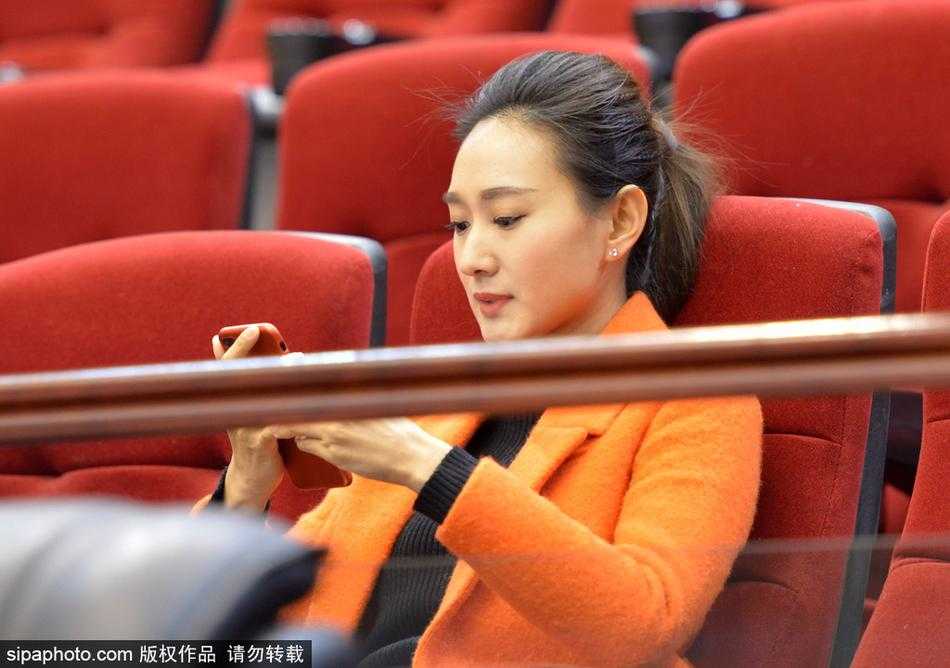 齐鲁德比场边绽放别样风景 美女球迷为CBA赛场添温情 一位美女球迷正用手机记录下赛场上的精彩瞬间,她不仅是观众,也是这场篮球盛宴的传播者,希望将喜悦分享给更多人。