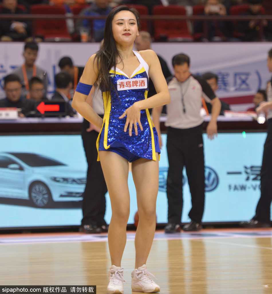 在聚光灯的追随下，山东高速的篮球宝贝们扎着高马尾，身着闪亮队服登场，她们张开双臂，用充满力度的开场舞瞬间引爆主场气氛。