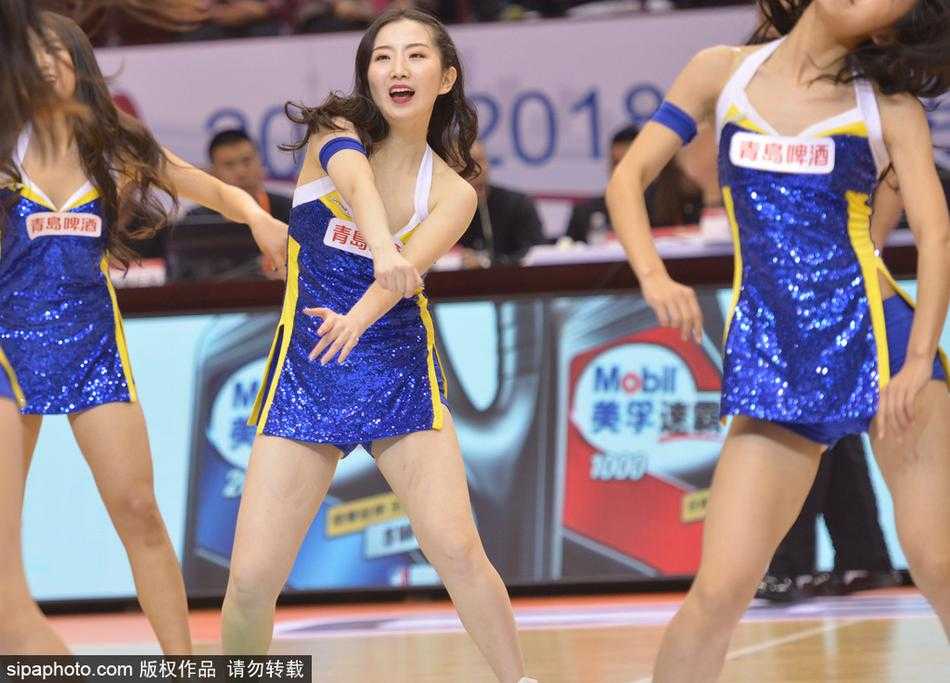 四位篮球宝贝排成一列，同时做出俏皮的指天动作，她们配合默契，队形整齐，展现出团队超强的舞蹈功底。