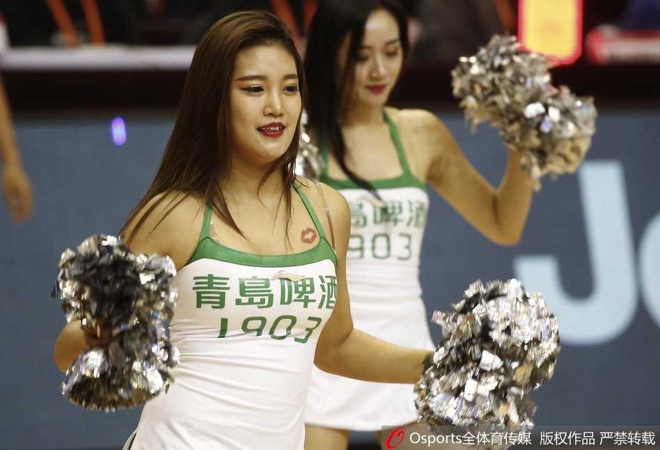 齐鲁德比燃情时刻:篮球宝贝舞动泉城,小蛮腰闪耀CBA赛场 比赛进入白热化,宝贝们戴上酷酷的墨镜,动作变得更加利落干脆,每一次扭胯都带着一股不服输的劲头,仿佛在用肢体语言告诉所有人:战斗还未结束。