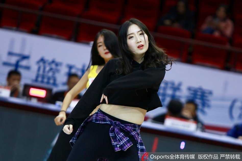 齐鲁德比燃情时刻:篮球宝贝舞动泉城,小蛮腰闪耀CBA赛场 聚光灯下,山东篮球宝贝们扎着利落的马尾,随着嘻哈节奏整齐律动,她们露出的紧实小蛮腰在彩色流苏的映衬下,显得格外青春逼人。