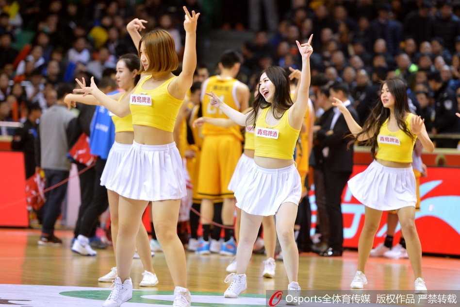 齐鲁德比燃情时刻:篮球宝贝舞动泉城,小蛮腰闪耀CBA赛场 即使是在暂停间隙,宝贝们也不遗余力地挥动双臂,银色亮片上衣在灯光下闪闪发光,她们用充满张力的舞步为即将上场的战士加油打气,那纤细的腰肢里仿佛蕴藏着巨大的能量。