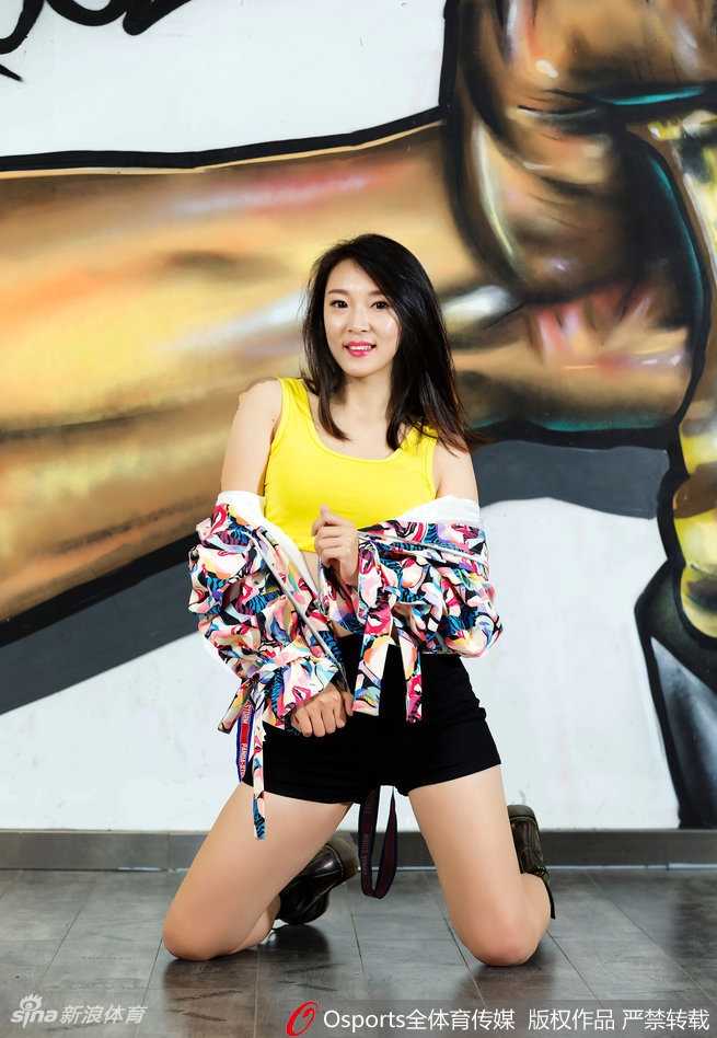 齐鲁新舞韵:山东男篮啦啦队青春风暴闪耀新征程 枣红色舞衣映衬着青春脸庞,女孩们动作舒展整齐,在球场中央划出优美弧线,仿佛将齐鲁大地的豪迈与灵动完美融合。