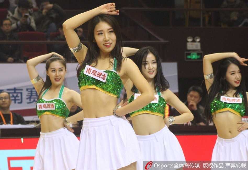 齐鲁暖阳映笑靥,篮球宝贝舞动泉城 伴随着动感的旋律,宝贝们整齐划一地扬起手臂,她们的队形错落有致,短裙在空中划出优美的弧线,用极具张力的肢体语言为场上球员加油助威。
