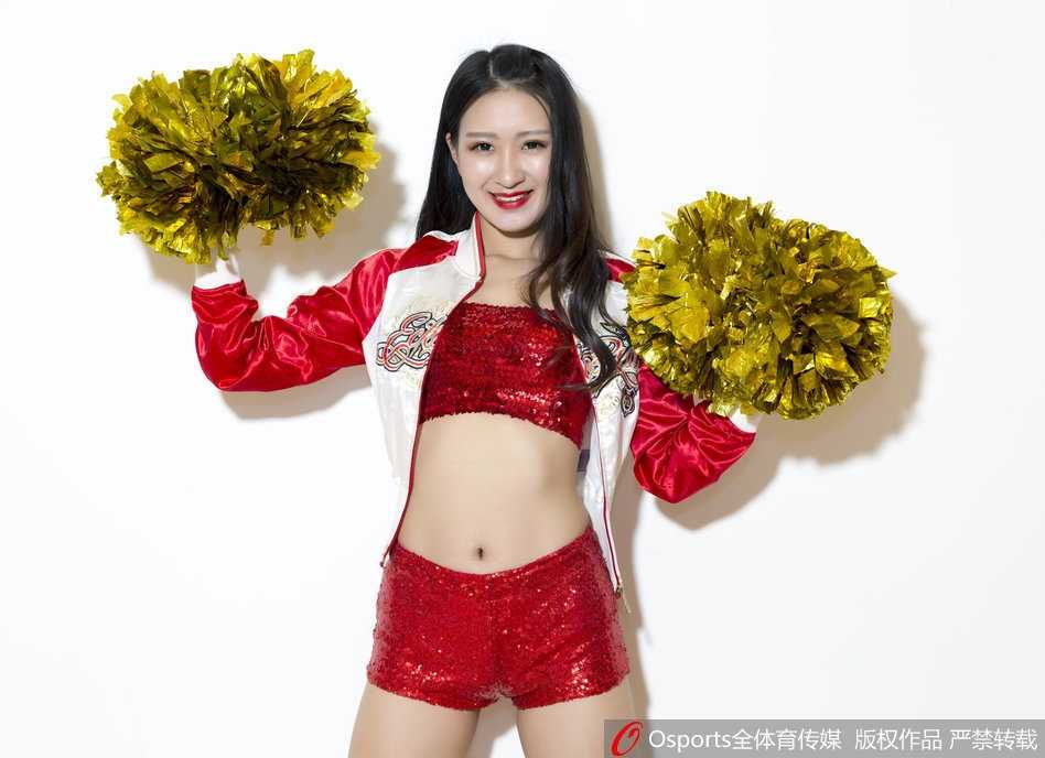 齐鲁最炫体育风尚:山东高速篮球宝贝炫舞团助威新赛季开门红 身着蓝白相间表演服的啦啦队员们在场地中央排成队列,动作整齐划一,充满力量感的舞步搭配动感节奏,让整个球馆的温度瞬间飙升。