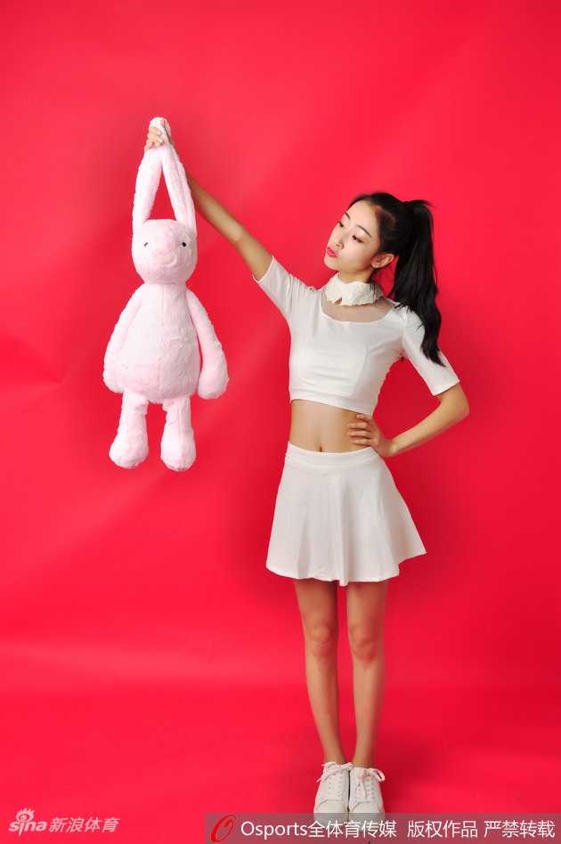 齐鲁最美篮球宝贝特写:小蛮腰小雯与VC拉拉队的火辣青春 小雯侧身回眸,曲线玲珑,展现出健康阳光的‘小蛮腰’独特魅力