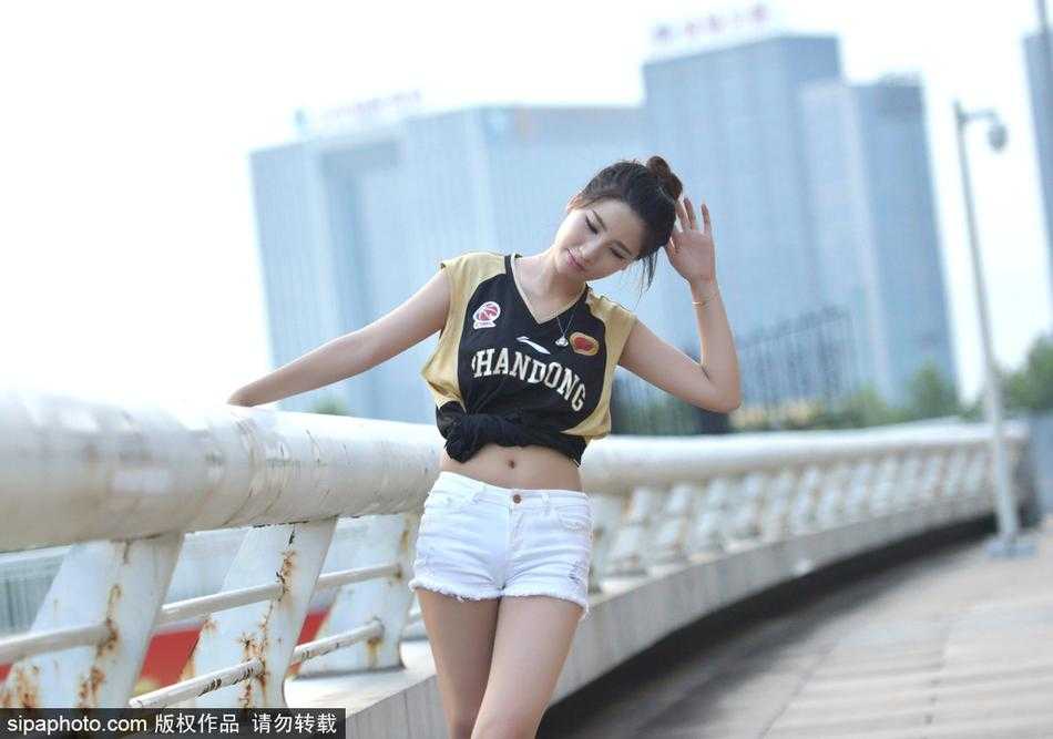 齐鲁热舞精灵:山东高速篮球宝贝俏丽风采闪耀赛场,为客场征途注入无限活力 队员们围在一起,彼此搭着肩膀,对着镜头露出温暖而坚定的笑容,这一刻,她们不仅是舞者,更是一个为共同目标奋斗的团结集体。