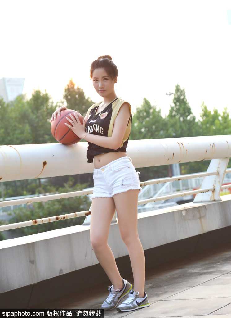 齐鲁热舞精灵:山东高速篮球宝贝俏丽风采闪耀赛场,为客场征途注入无限活力 聚光灯下,山东篮球宝贝们身着亮黄色活力套装,随着动感节拍尽情舞动,灿烂的笑容如同冬日暖阳,瞬间点燃了整个场馆的热情。