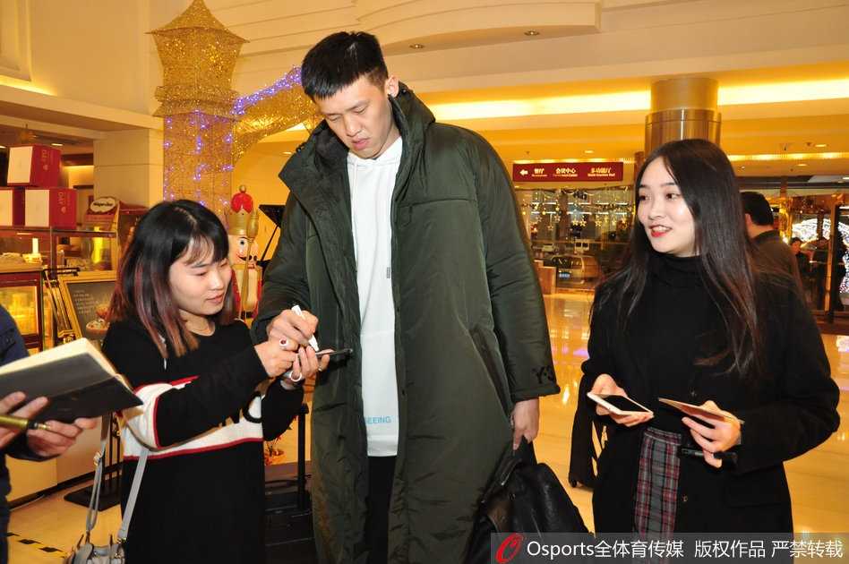 齐鲁烽火再燃:广东宏远众将兵临济南,山东球迷热情相迎 易建联一身休闲装扮走出通道,眼神深邃而坚定,面对济南球迷高举的手机和热情的呐喊,他微微颔首致意,仿佛在静谧中积蓄着内线的巨大能量。