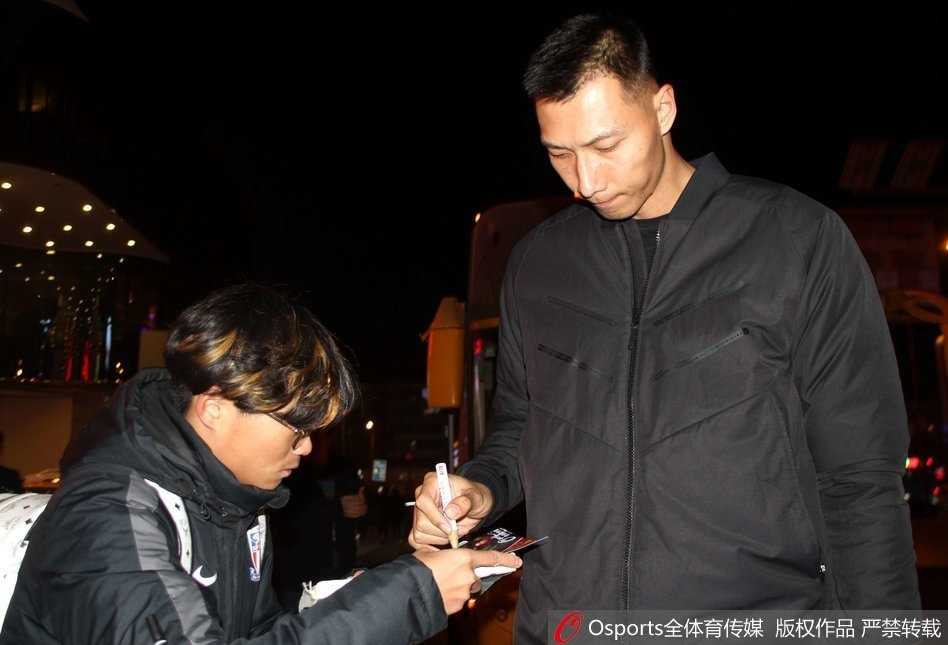 齐鲁烽火再燃:广东宏远众将兵临济南,山东球迷热情相迎 广东宏远将士们身披寒夜星辉抵达济南,面对热情围拢的山东球迷,表情轻松中带着对即将到来的恶战的专注,仿佛能听见齐鲁大地的战鼓声。