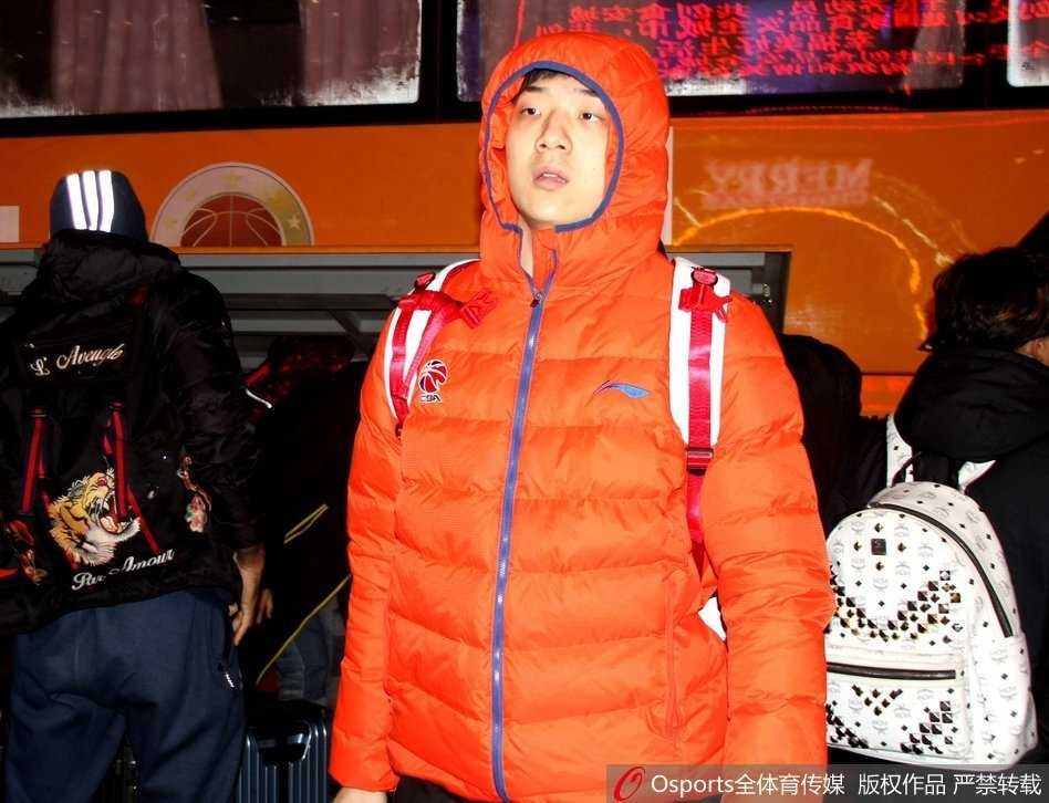 齐鲁烽火再燃:广东宏远众将兵临济南,山东球迷热情相迎 在球迷的层层簇拥下,广东队球员艰难前行,闪光灯此起彼伏照亮了他们坚毅的脸庞,这幅画面定格了CBA顶级对决前夕,赛场之外的另一种热烈交锋。