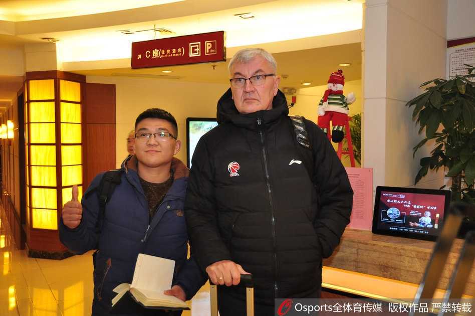 齐鲁烽火再燃:广东宏远众将兵临济南,山东球迷热情相迎 夜色中的济南街头,广东队的大巴车闪烁着尾灯缓缓驶入酒店驻地,车窗内球员的身影若隐若现,车外是依旧不愿离去的山东球迷,这一幕宛如大战前的静默序曲。