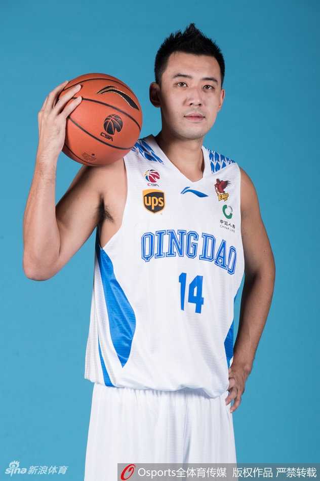 齐鲁烽火再燃:青岛男篮新势力踏上征程 全队上下在镜头前轻松合影,有人搞怪比心,有人开怀大笑,团结轻松的队内氛围预示着这支球队将带着快乐的心情踏上新赛季的征途。