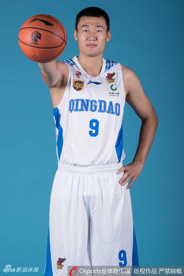 齐鲁烽火再燃:青岛男篮新势力踏上征程 内线巨塔苏伟在镜头前握拳怒吼,坚毅的眼神仿佛在宣告他对禁区的绝对统治权,新赛季他将用宽厚的肩膀为青岛撑起内线屏障。