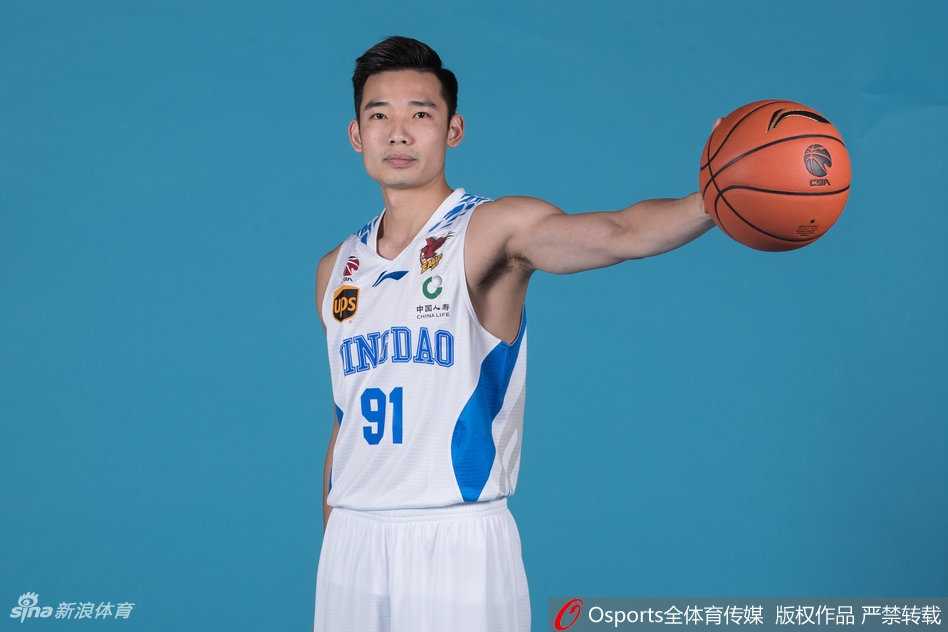 齐鲁烽火再燃:青岛男篮新势力踏上征程 外援吉布森与琼斯并肩而立,眼神中透露出默契与自信,这对得分能力爆表的组合将是青岛男篮攻城拔寨最锋利的武器。