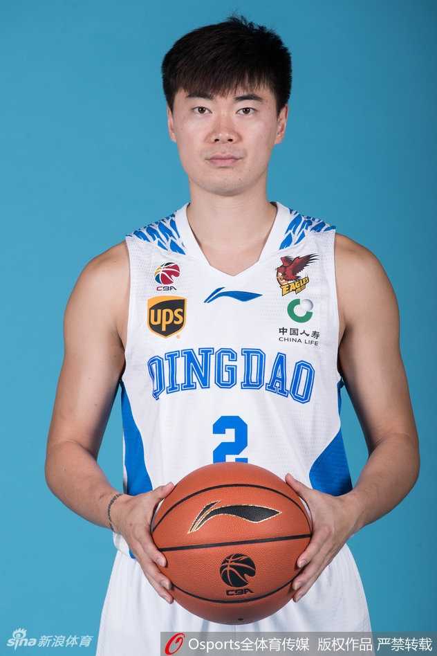 小将单梓桐身穿战袍目视远方，稚嫩的面孔下藏着一颗无畏的心，青岛男篮的未来之星正在蓄势待发，准备在职业赛场书写属于自己的篇章。