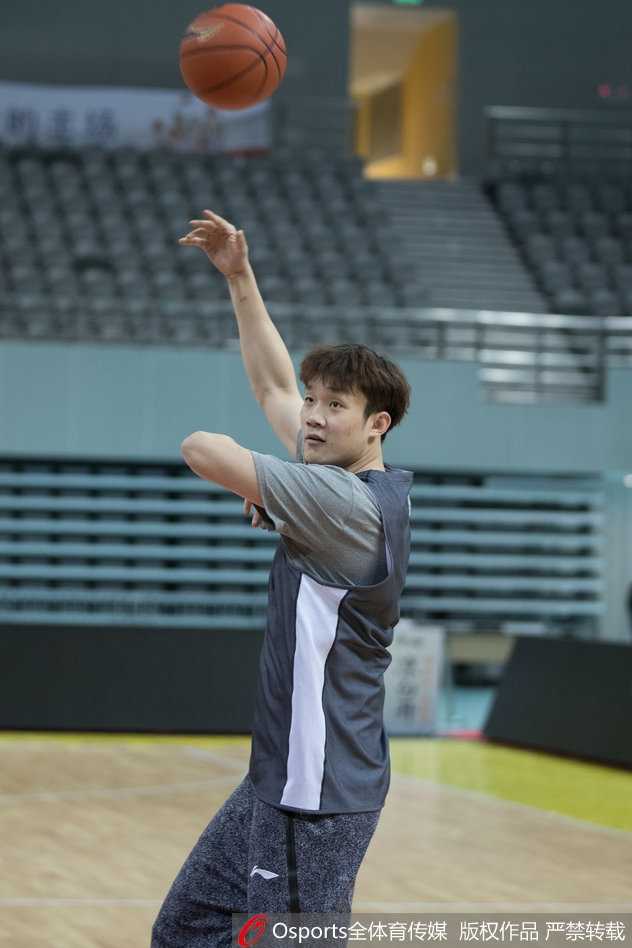 泰·劳森在训练中控球穿越全场，眼神机敏地观察着队友的跑位，准备送出一记妙传。