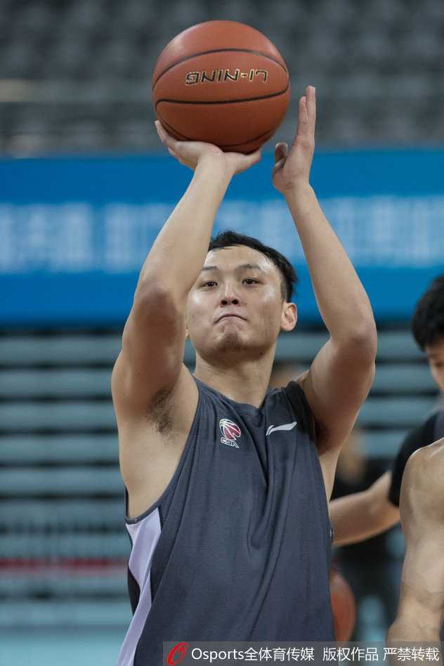 队友们在训练间隙围在一起，丁彦雨航拍掌激励大家，团队士气高昂，笑容洋溢在每个人脸上。