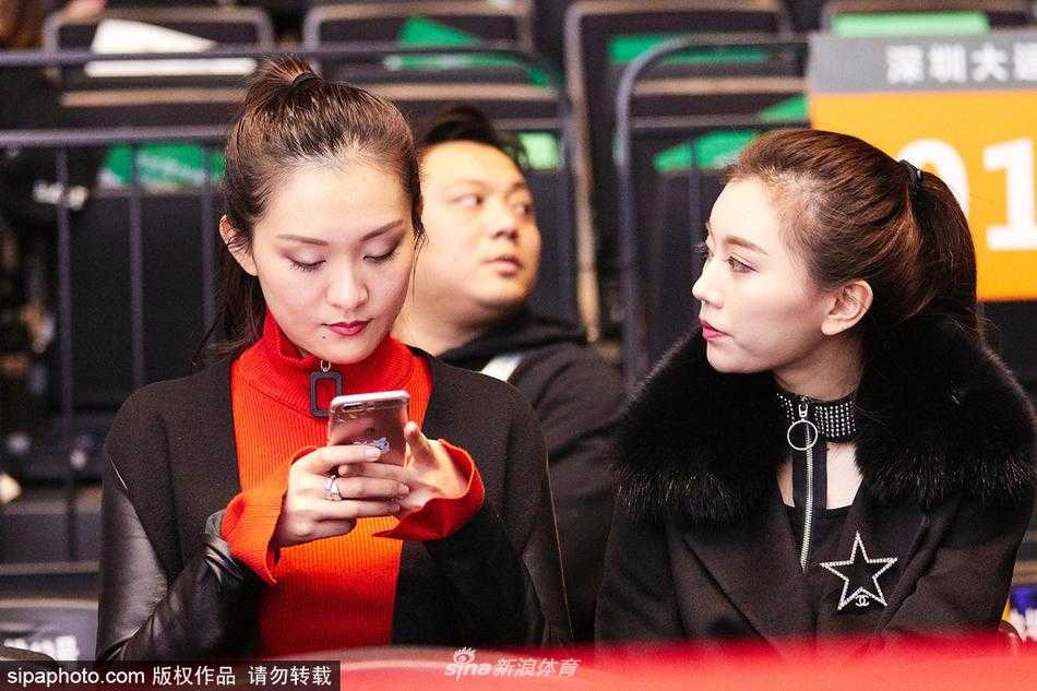 齐鲁玫瑰俏鹏城,丁彦雨航身后那道最温柔的助威声 比赛中场休息时,丁彦雨航女友安静地坐在座位上,眼神望向远处正在热身的球员区域,手中拿着一瓶水,似乎随时准备着为走下赛场的心上人递上一份清凉。