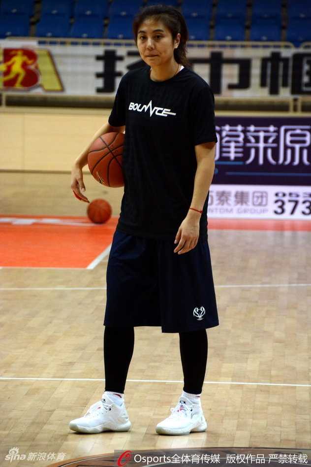 齐鲁玫瑰静待绽放:山东女篮新老合力剑指WCBA新篇章 训练结束,队员们围在一起,将手叠放,齐声高喊加油,团队凝聚力在这一刻得到完美体现。