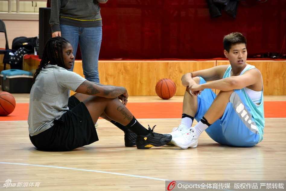 齐鲁玫瑰静待绽放:山东女篮新老合力剑指WCBA新篇章 山东女篮队员们正在体能教练的指导下进行核心力量训练,汗水浸湿了球衣,眼神中透露出坚定与渴望。