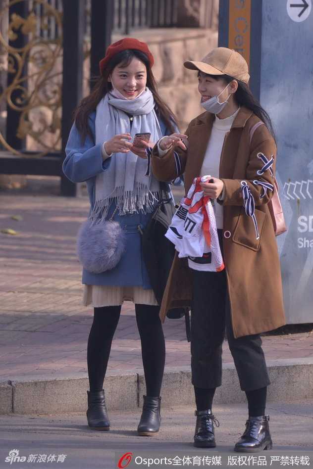 清纯可人的女球迷回眸一笑，眼神中透着对主队的无限关切，成为看台上一道清新的风景线。