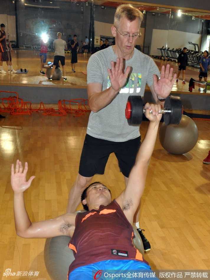 齐鲁盛夏练兵忙 王汝恒贾诚吴轲力量房挥汗如雨 吴轲双手紧握器械把手,身体后仰,全身肌肉紧绷,正在进行高强度的背部肌肉训练
