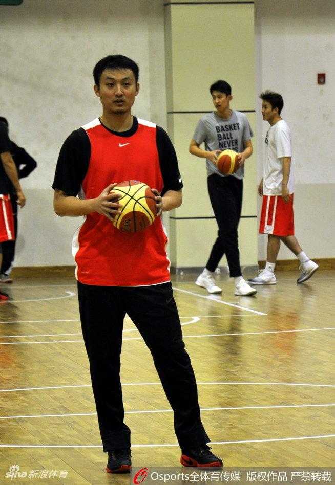 齐鲁盛夏练兵记:李楠挂帅严要求,丁彦雨航领衔众将摩拳擦掌 丁彦雨航在训练中摩拳擦掌,眼神中透露出对激烈对抗的渴望,仿佛下一秒就要冲上球场与队友展开真刀真枪的较量。