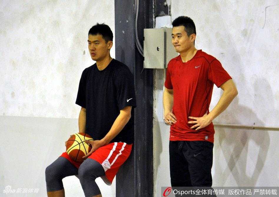 齐鲁盛夏练兵记:李楠挂帅严要求,丁彦雨航领衔众将摩拳擦掌 丁彦雨航持球突破,身侧的防守球员寸步不离,高速对抗中两人的肌肉线条尽显,展现出夏训的扎实成果。