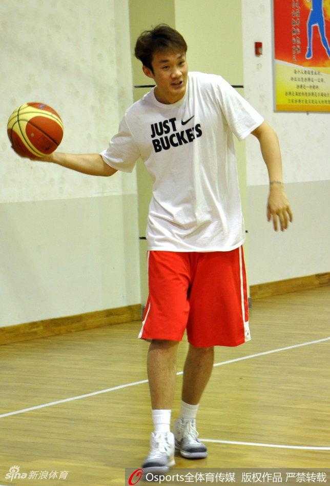 齐鲁盛夏练兵记:李楠挂帅严要求,丁彦雨航领衔众将摩拳擦掌 训练结束后,丁彦雨航与吴轲勾肩搭背走向场边,虽然满头大汗,但兄弟间的情谊和共同战斗的快乐溢于言表。