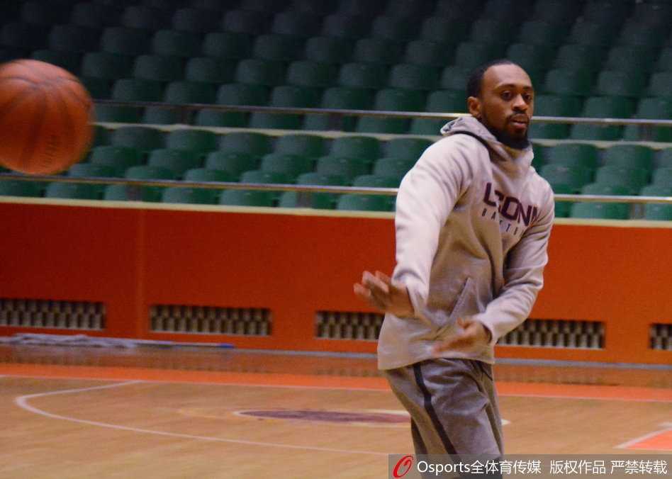 齐鲁盼盼:新援莱恩入列,山东高速男篮吹响季后赛冲锋号 高速球馆的灯光下,山东众将围成一圈,新援莱恩站在其中,全队士气高昂,备战氛围浓厚。