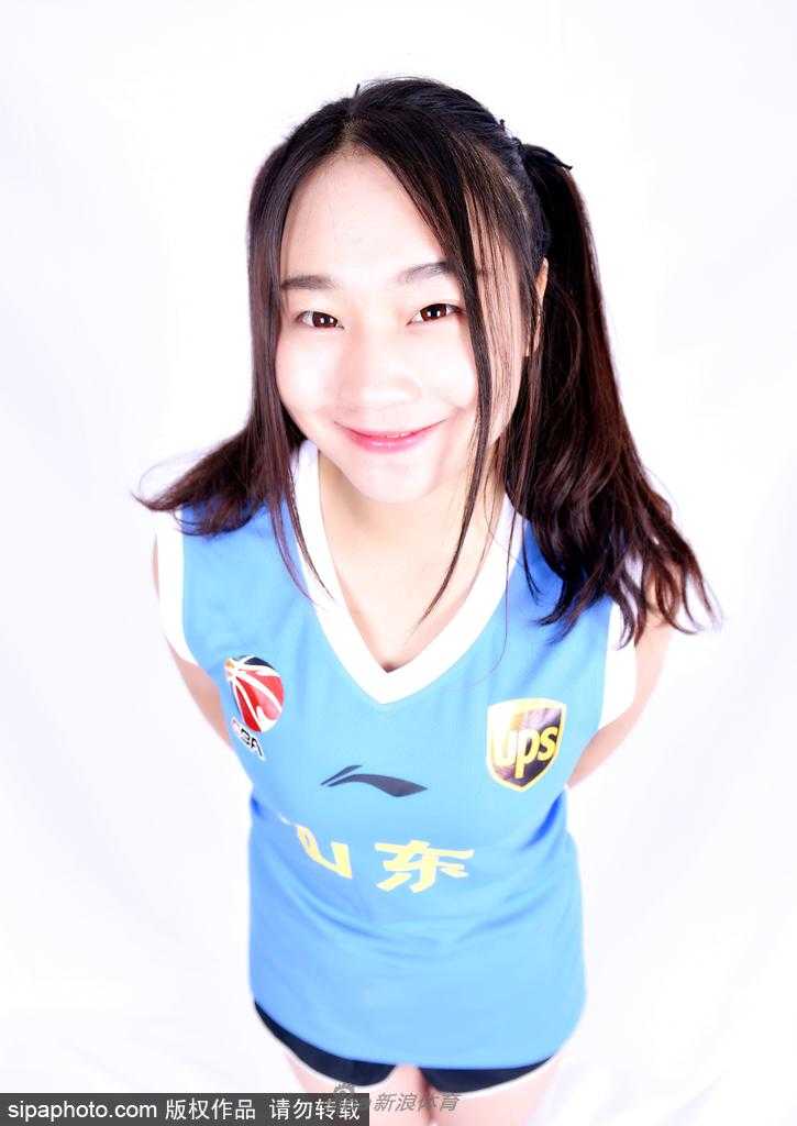 齐鲁篮坛绽放活力之花 山东男篮篮球宝贝青春写真记 在明亮的光线下,篮球宝贝展现出精致的侧颜与优美的颈部线条,如同赛场上的精灵。