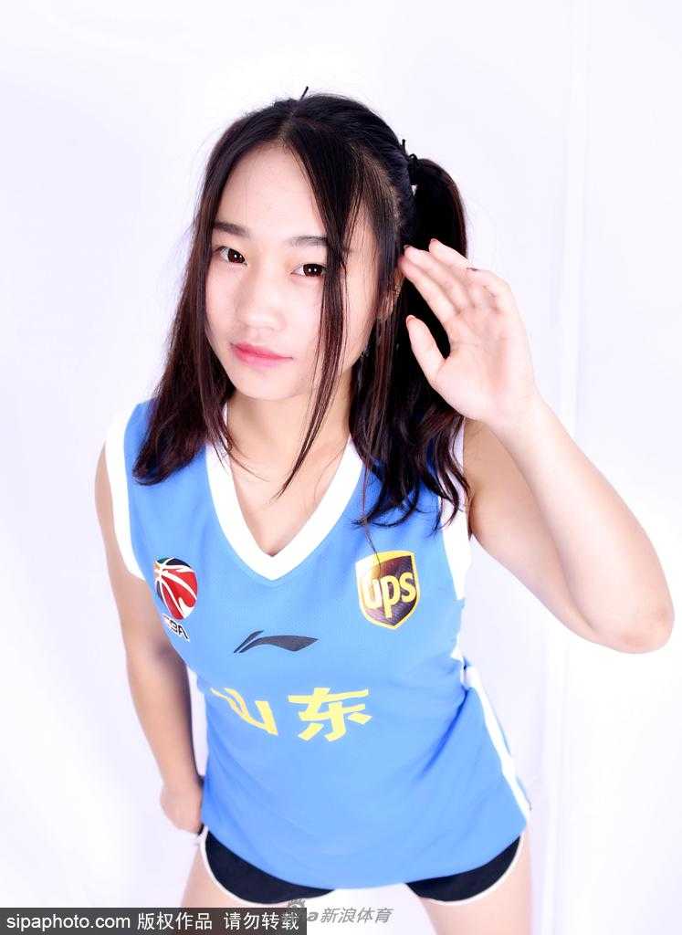 齐鲁篮坛绽放活力之花 山东男篮篮球宝贝青春写真记 篮球宝贝在训练间隙,对着镜头俏皮地比出剪刀手,眼神中流露出对赛季开始的无限憧憬。